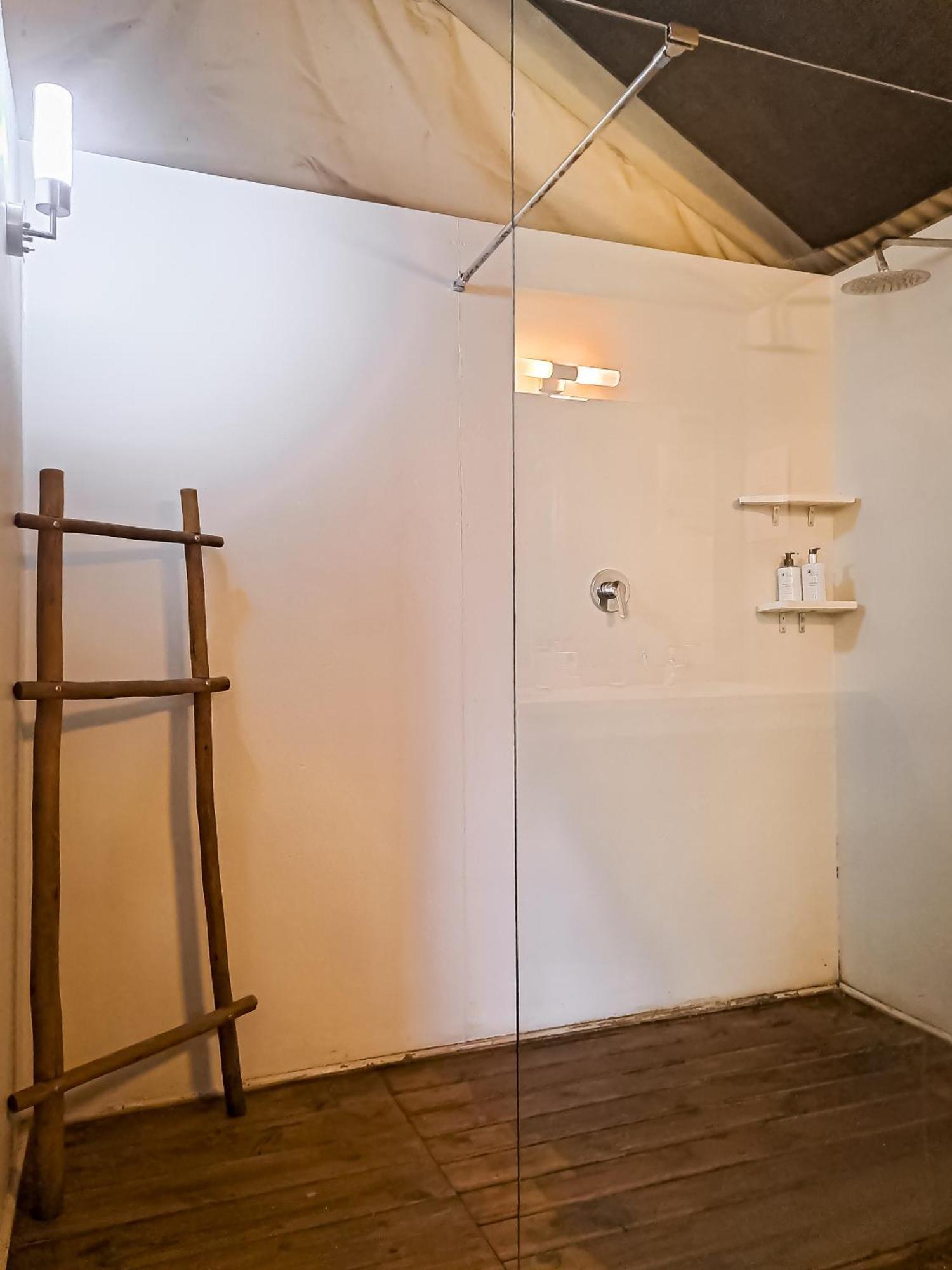 Ndhula Luxury Tented Lodge White River Esterno foto